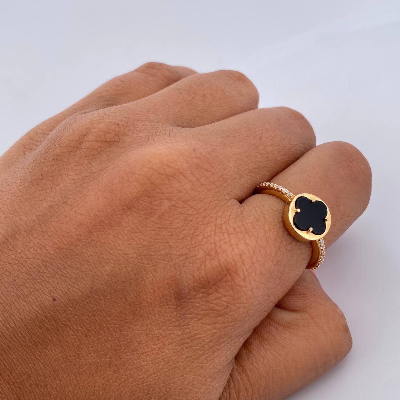 Anillo Trebol Churumbela 2.45gr / T6 3/4 / Onix Negro Circones Blancos Oro Amarillo 18K $