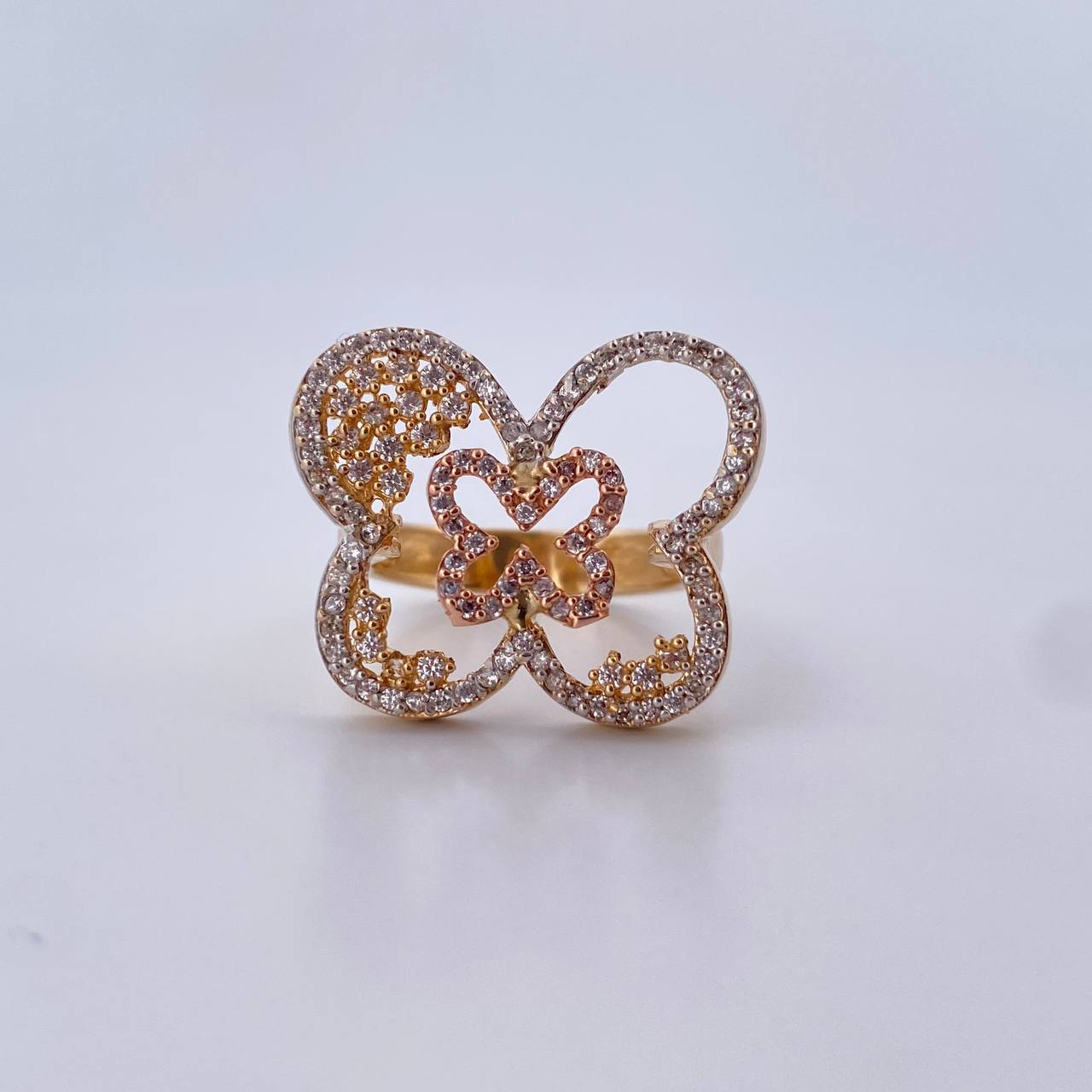Anillo Silueta Mariposa 5.3gr / T5 1/2 / Circones Blancos Tres Oros 18K $
