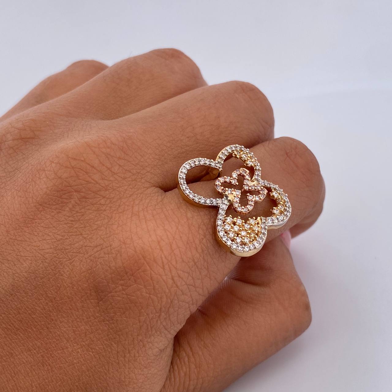 Anillo Silueta Mariposa 5.3gr / T5 1/2 / Circones Blancos Tres Oros 18K $