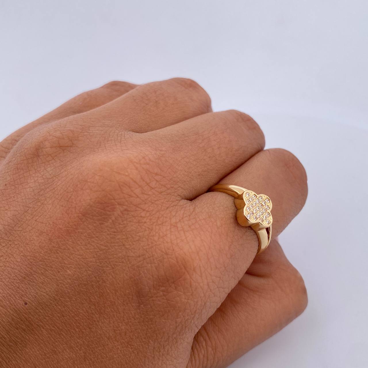 Anillo Trebol 2.3gr / T6 1/4 / Circones Blancos Oro Amarillo 18K $