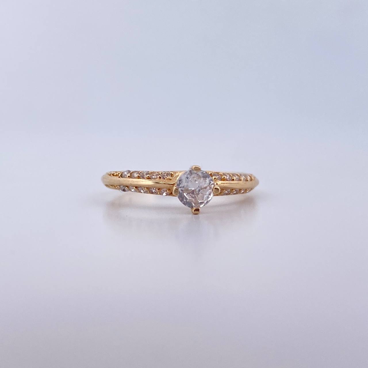 Anillo Solitario 2.15gr / T7 / Circones Blancos Oro Amarillo 18K $