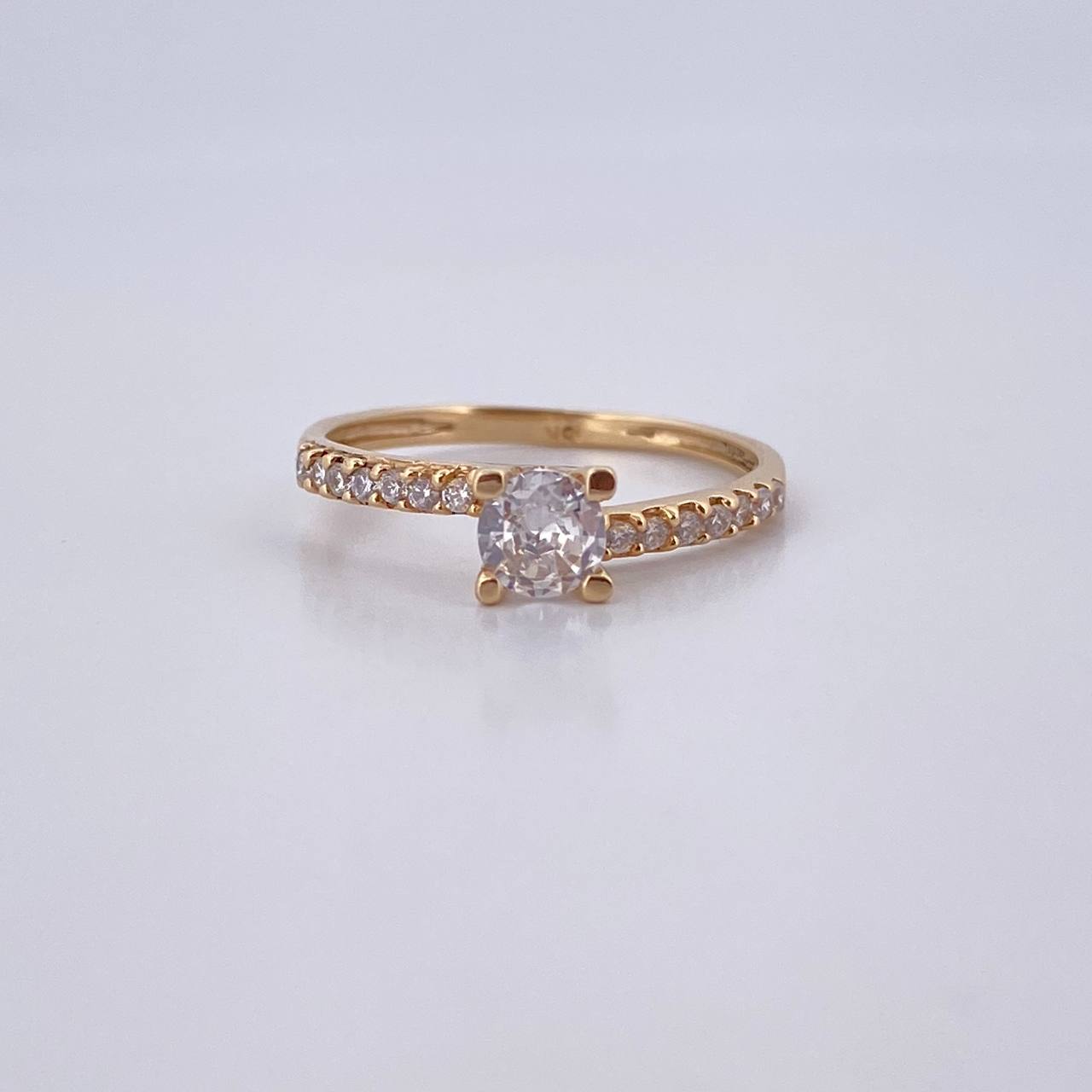 Anillo Solitario Churumbela 1.65gr / T6 / Circones Blancos Oro Amarillo 18K $