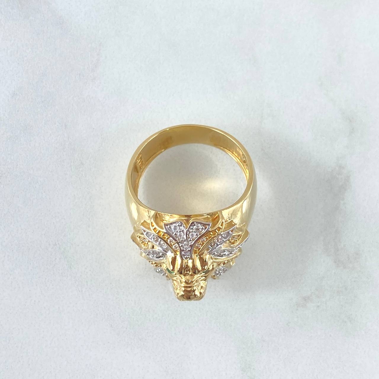 Anillo Leon Basteado 12.6gr / T9 / Circones Blancos -Verdes Dos Oros Amarillo Blanco 18K *
