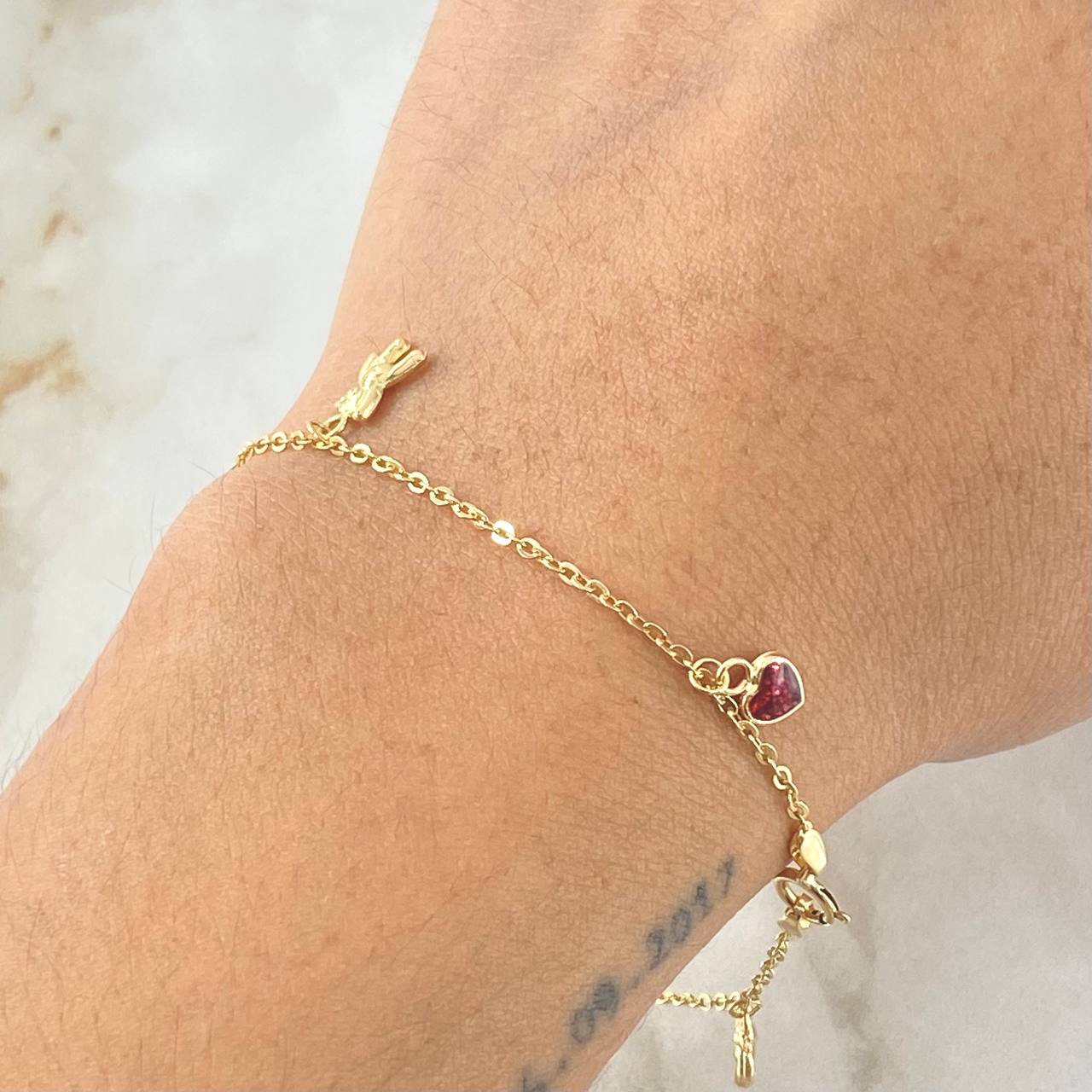 Pulso Aro Seguido Dijes 2.15gr / 18cm / Oro 18K