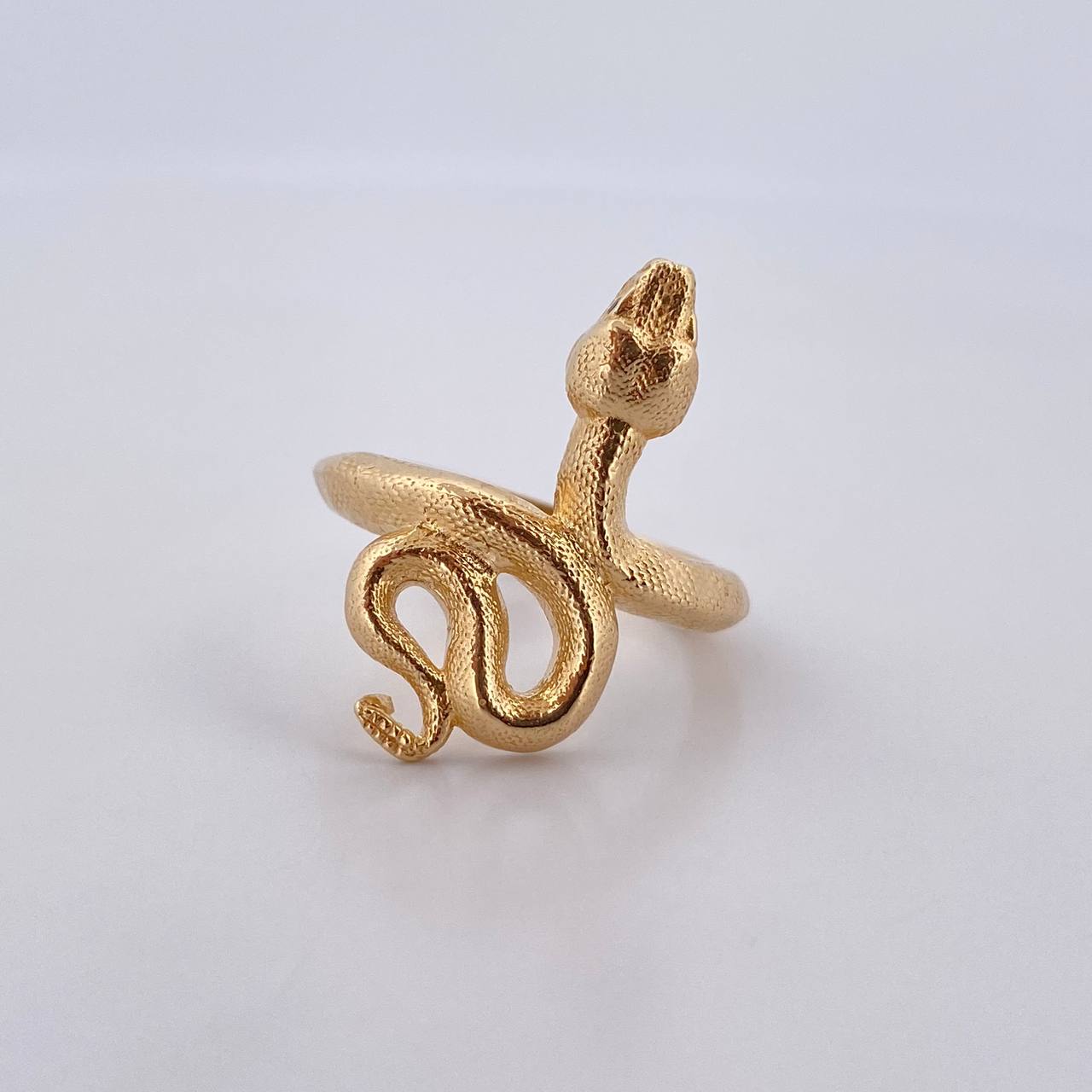 Anillo Serpiente 5.15gr / T6 1/2 / Circones Negros  Oro Amarillo 18K $