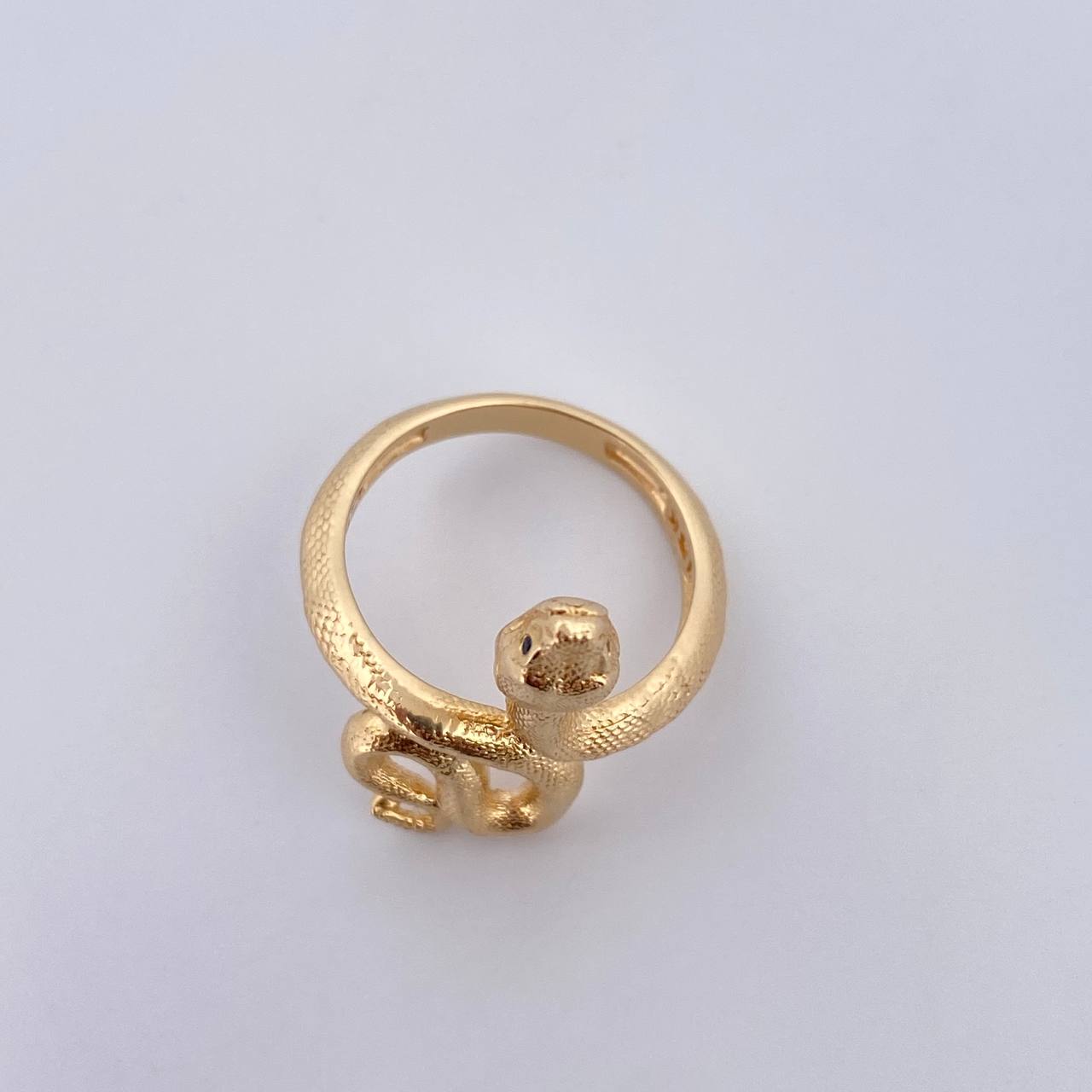 Anillo Serpiente 5.15gr / T6 1/2 / Circones Negros  Oro Amarillo 18K $