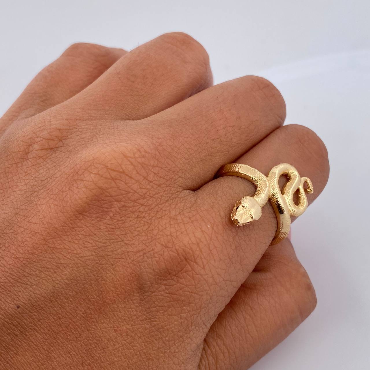 Anillo Serpiente 5.15gr / T6 1/2 / Circones Negros  Oro Amarillo 18K $