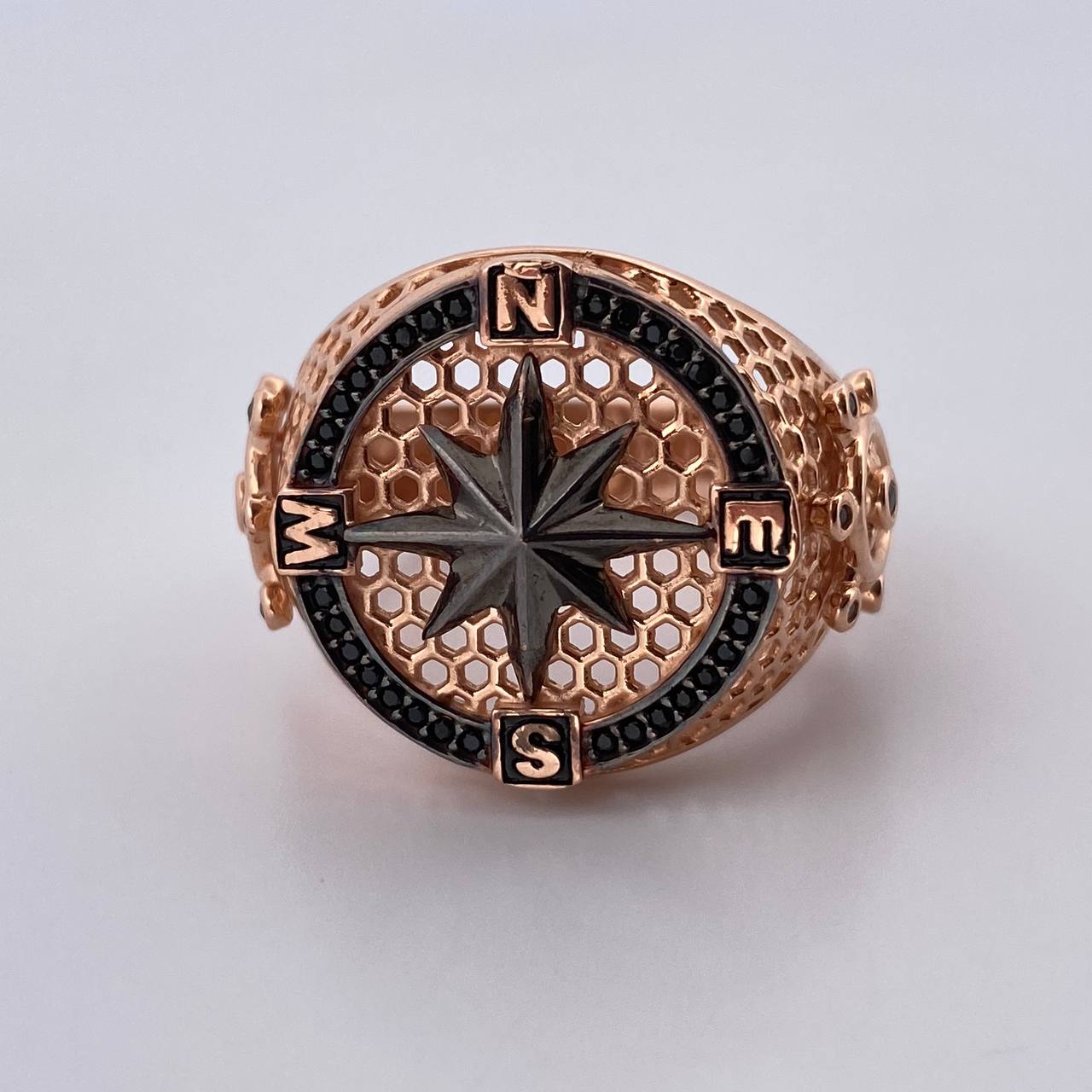 Anillo Estrella Cardinal 9.25gr / T10 1/4 / Circones Negros Dos Oros Negro Rosa 18K $
