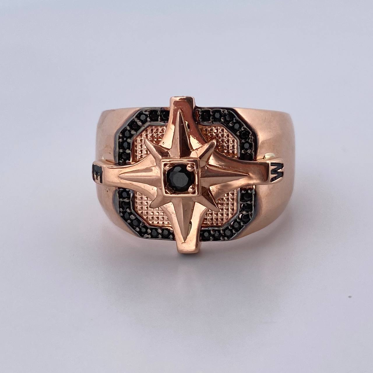 Anillo Estrella Cardinal 10gr / T11 3/4 / Circones Negros Dos Oros Negro  Rosa 18K $