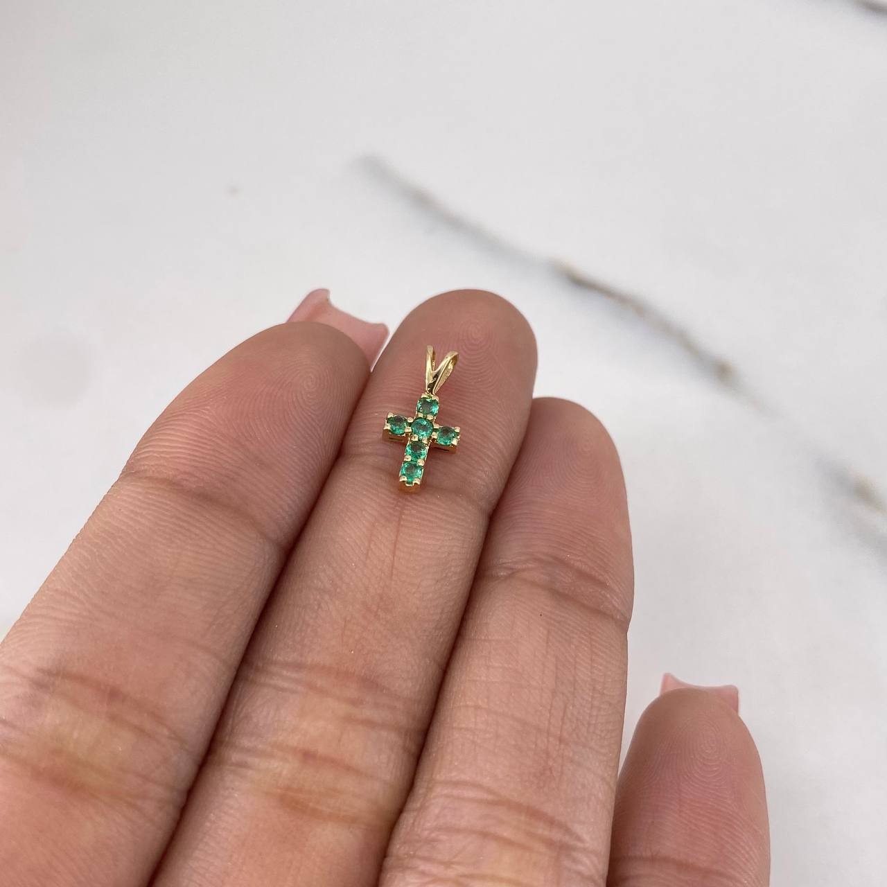 Dije Cruz 0.4gr / 1.4cm / Esmeraldas 10pts Oro Amarillo 18K