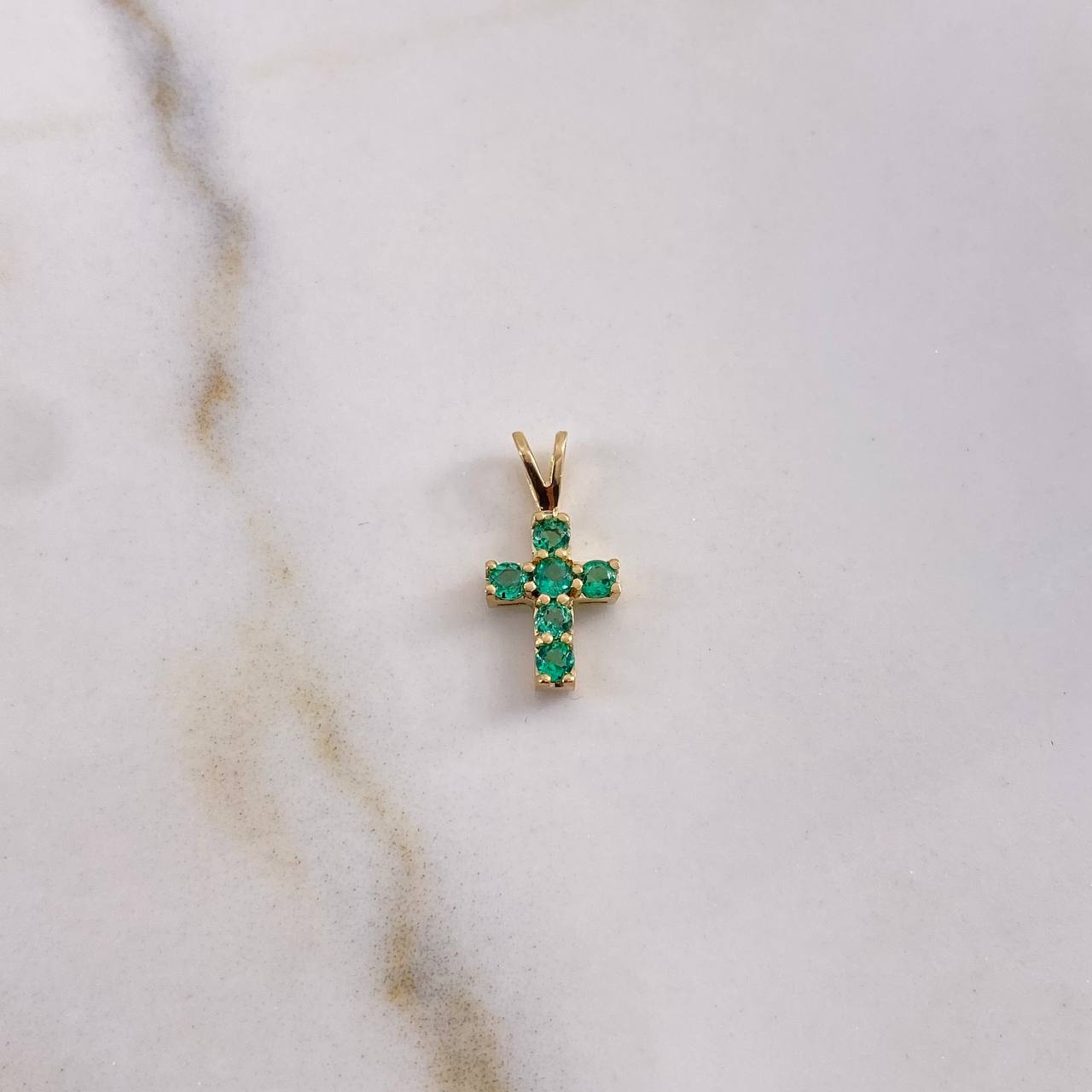 Dije Cruz 0.4gr / 1.4cm / Esmeraldas 10pts Oro Amarillo 18K