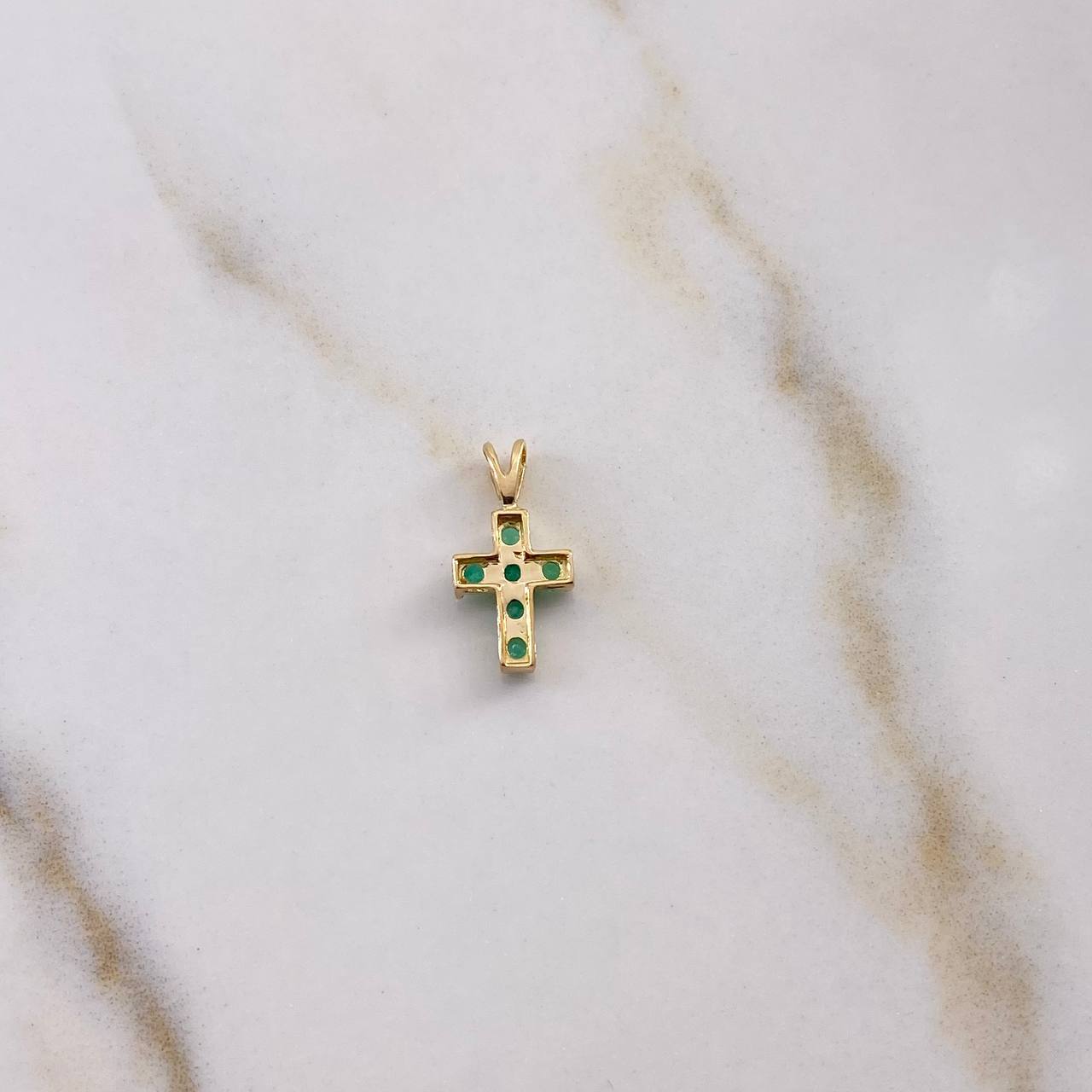 Dije Cruz 0.5gr / 1.4cm / Esmeraldas 22pts Oro Amarillo 18K &