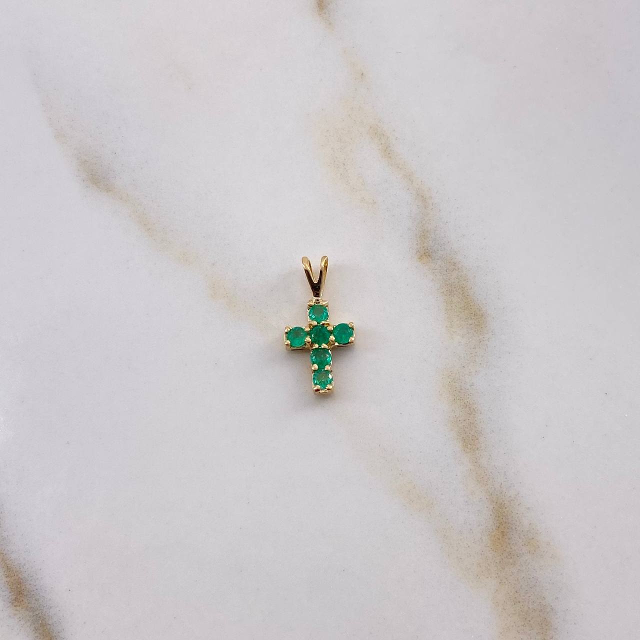 Dije Cruz 0.5gr / 1.4cm / Esmeraldas 22pts Oro Amarillo 18K &