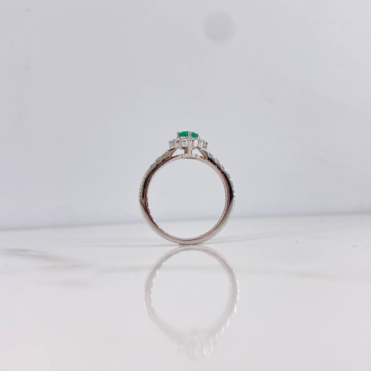 Anillo Solitario 2.9gr / T5 3/4 / Esmeralda 17pts Diamantes 13pts Oro Blanco 18K (Joya) &