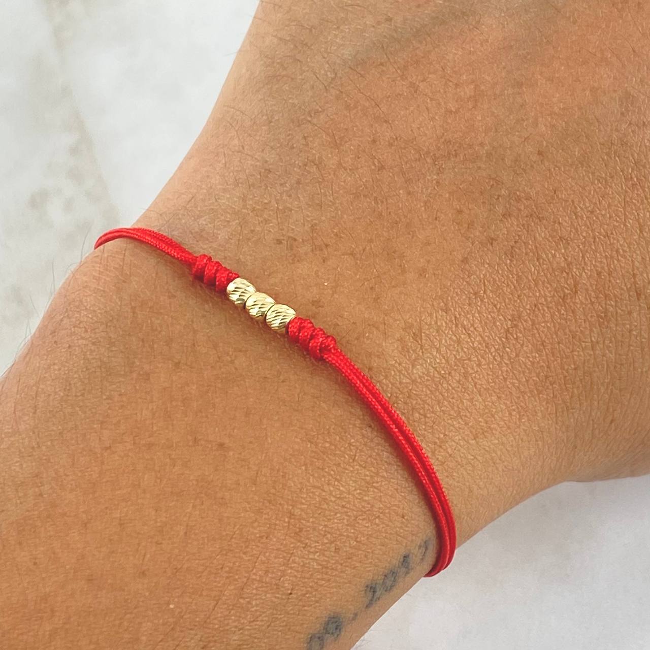Pulsera Roja Tres Promesas 0.25gr / 3mm Bolas Diamantadas 3und Oro Amarillo 18K ©