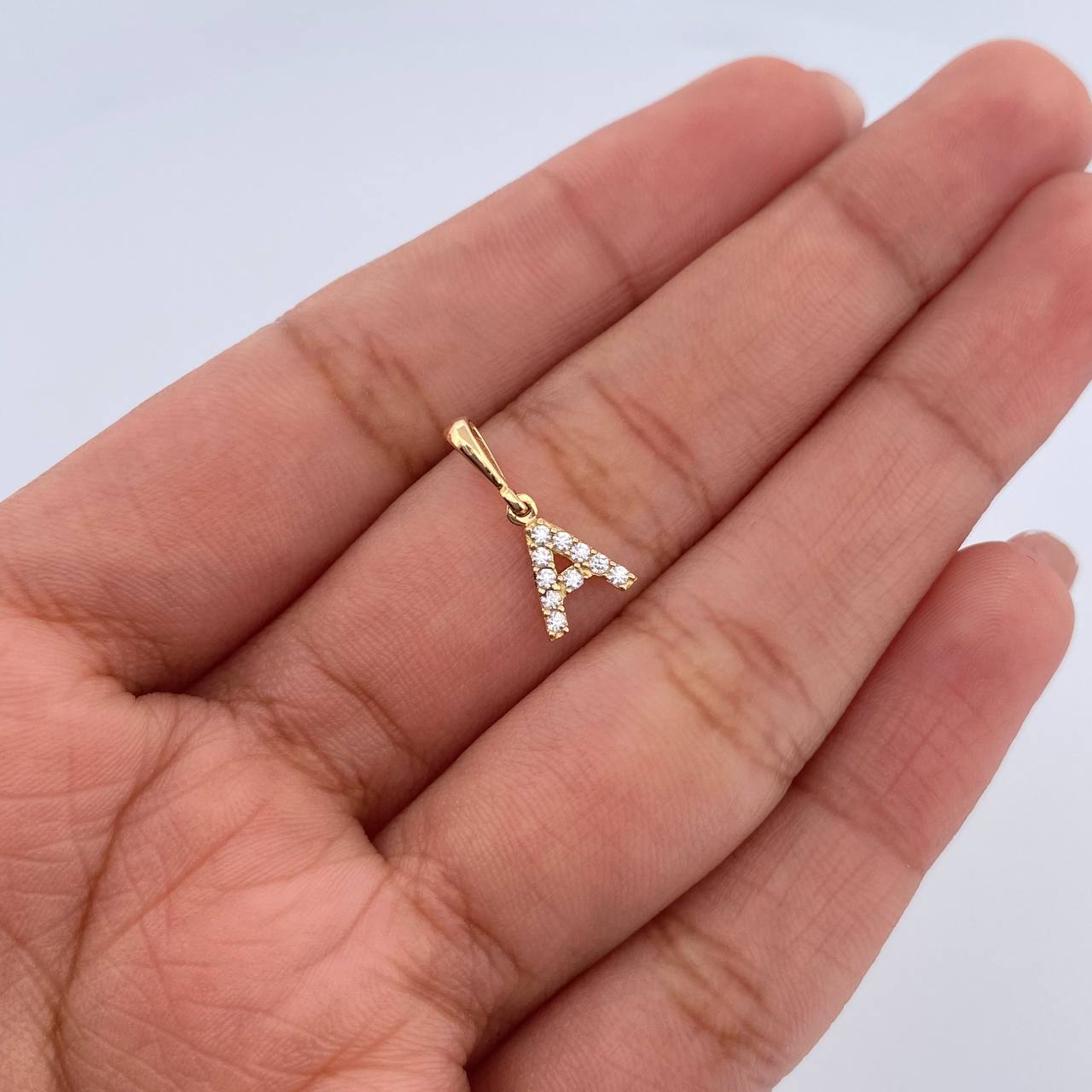 Dije Letra A 0.55gr / 1.5cm / Circones Blancos Oro Amarillo 18K &