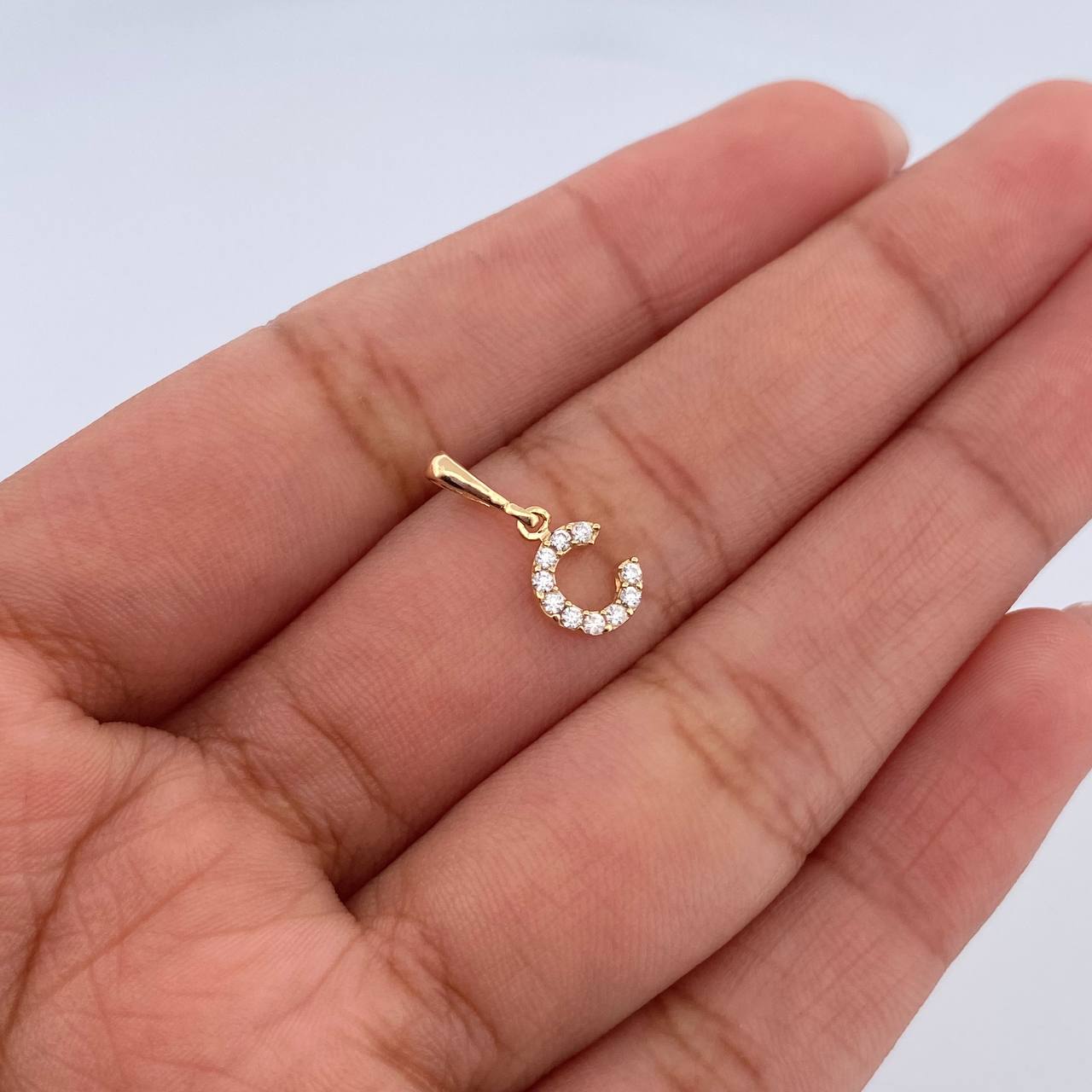 Dije Letra C 0.5gr / 1.5cm / Circones Blancos Oro Amarillo 18K &
