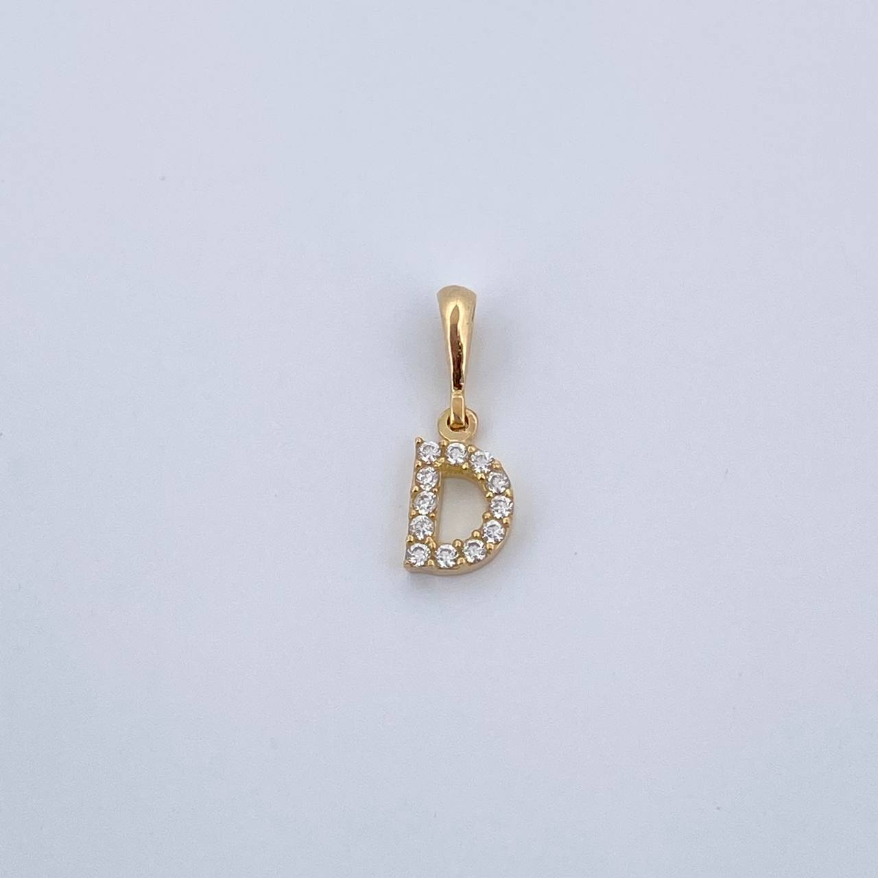 Dije Letra D 0.6gr / 1.5cm / Circones Blancos Oro Amarillo 18K &