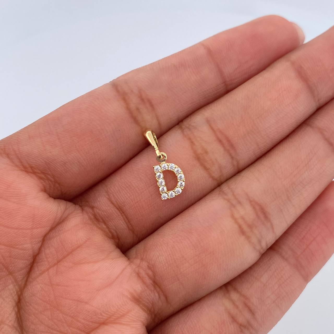 Dije Letra D 0.6gr / 1.5cm / Circones Blancos Oro Amarillo 18K &