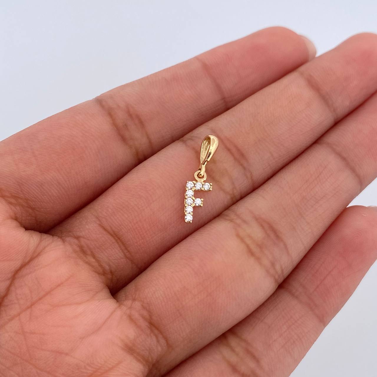 Dije Letra F 0.45gr / 1.5cm / Circones Blancos Oro Amarillo 18K &