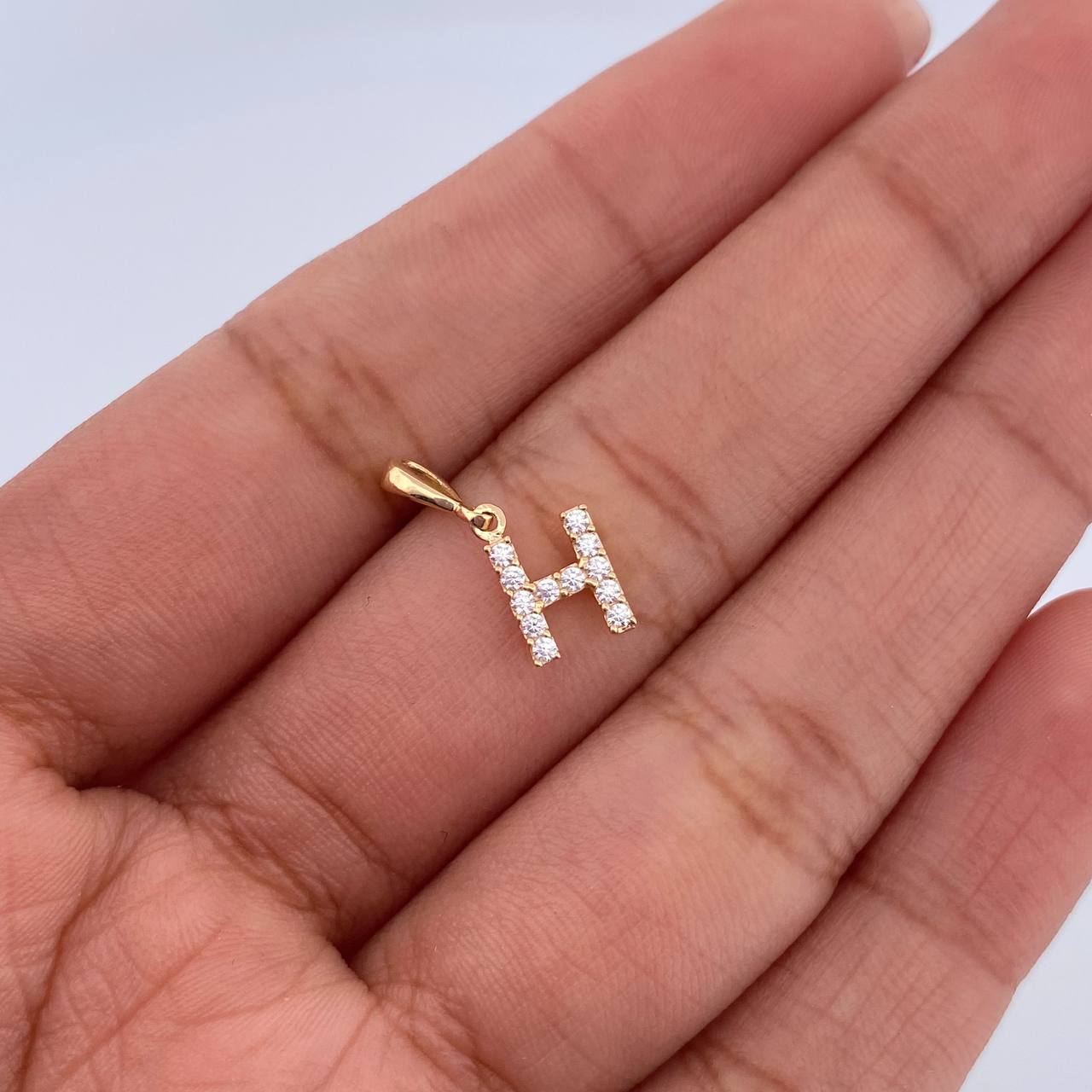 Dije Letra H 0.6gr / 1.5cm / Circones Blancos Oro Amarillo 18K &