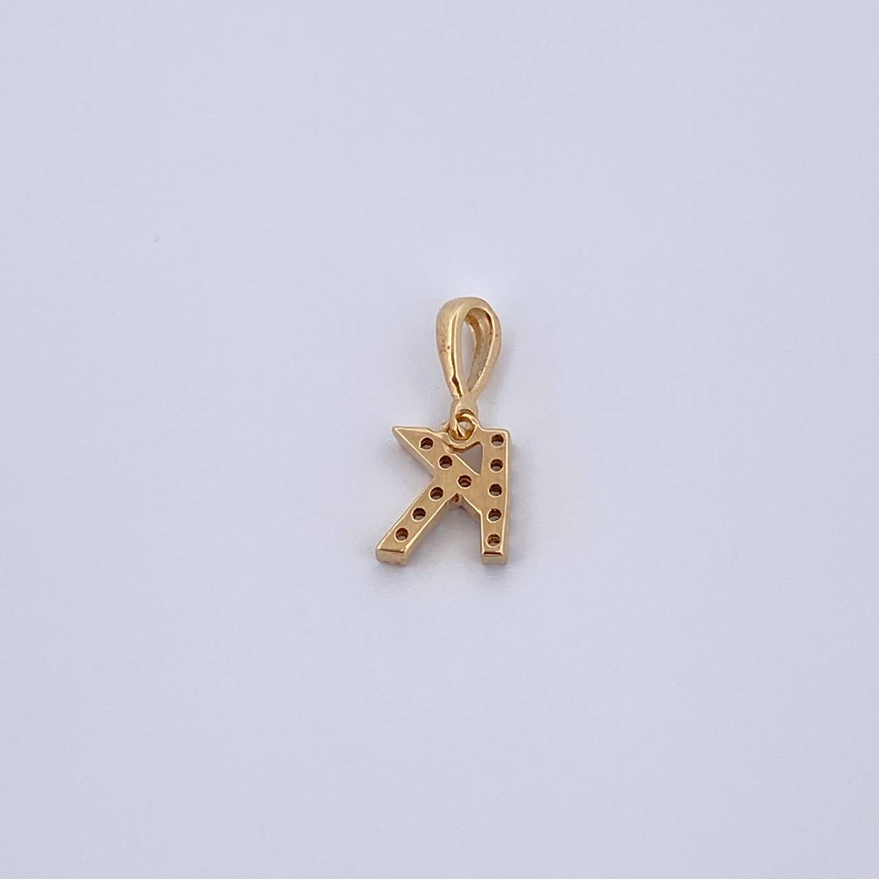 Dije Letra K 0.6gr / 1.5cm / Circones Blancos Oro Amarillo 18K &