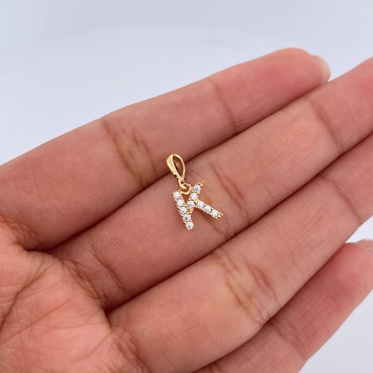 Dije Letra K 0.6gr / 1.5cm / Circones Blancos Oro Amarillo 18K &