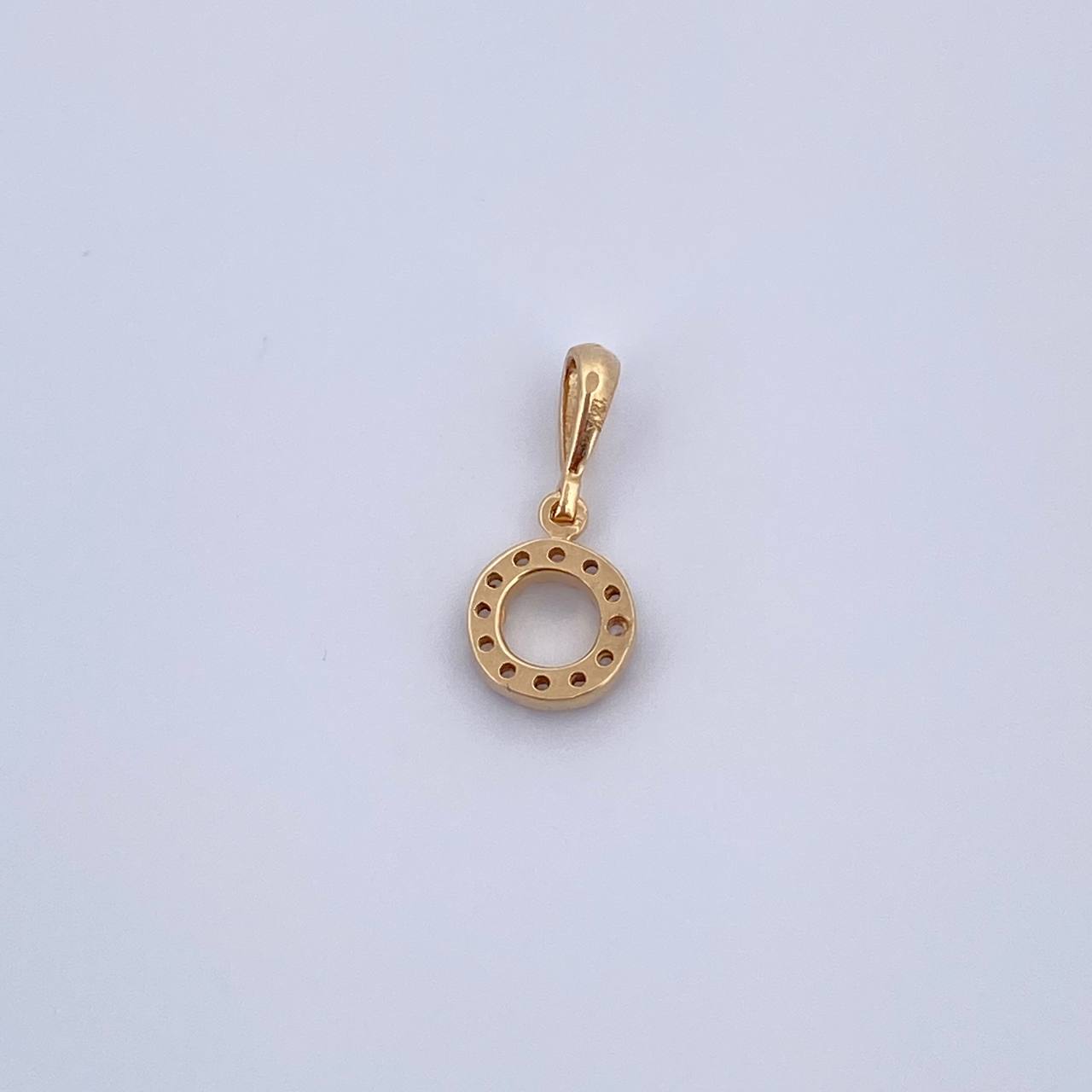 Dije Letra O 0.65gr / 1.5cm / Circones Blancos Oro Amarillo 18K &