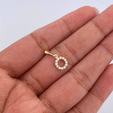 Dije Letra O 0.65gr / 1.5cm / Circones Blancos Oro Amarillo 18K &