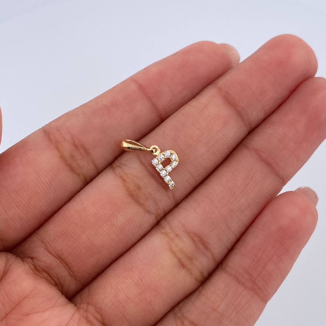 Dije Letra P 0.5gr / 1.5cm / Circones Blancos Oro Amarillo 18K &