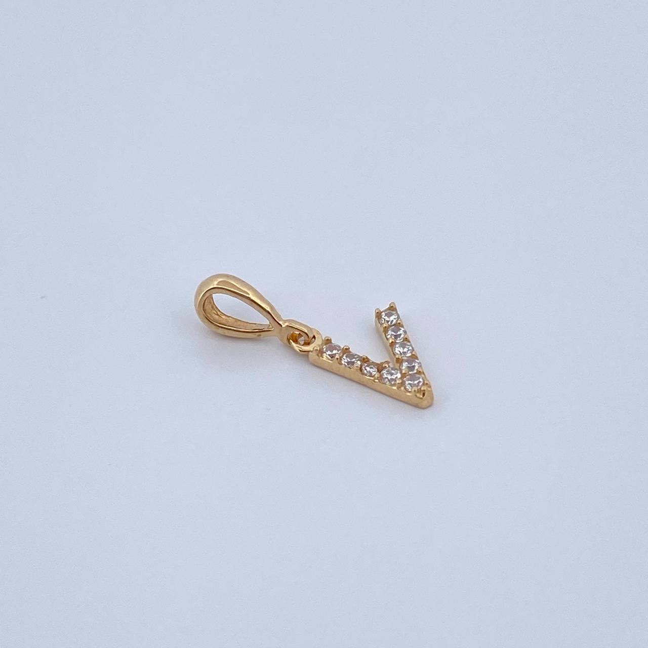 Dije Letra V 0.45gr / 1.5cm / Circones Blancos Oro Amarillo 18K &
