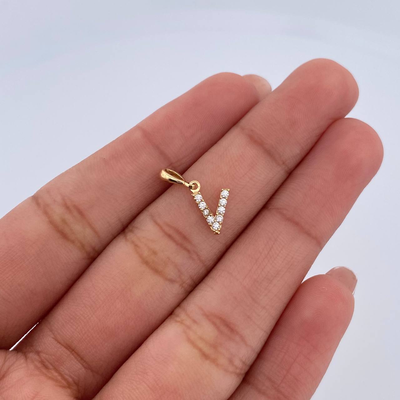 Dije Letra V 0.45gr / 1.5cm / Circones Blancos Oro Amarillo 18K &