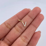 Dije Letra V 0.45gr / 1.5cm / Circones Blancos Oro Amarillo 18K &