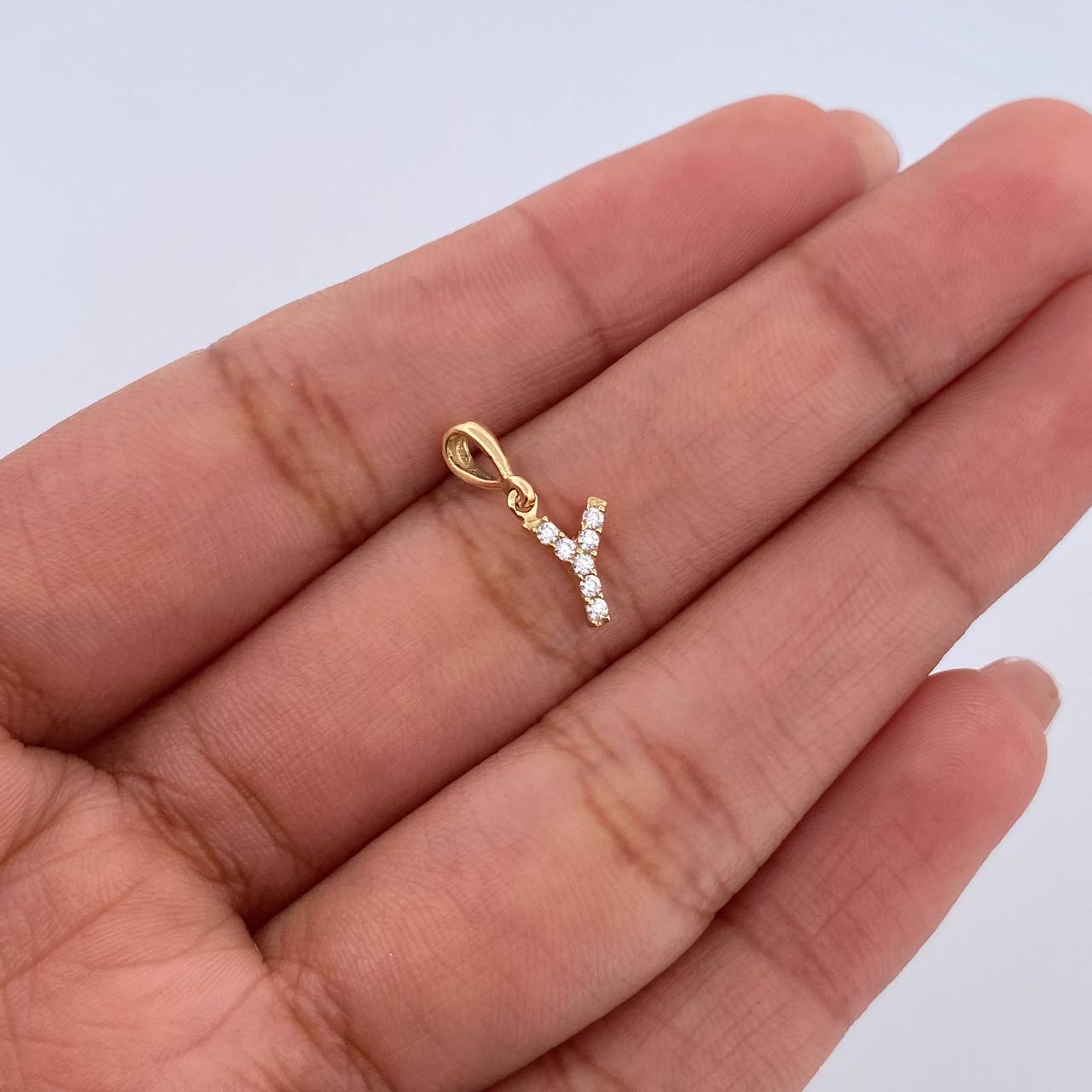 Dije Letra Y 0.4gr / 1.5cm / Circones Blancos Oro Amarillo 18K &