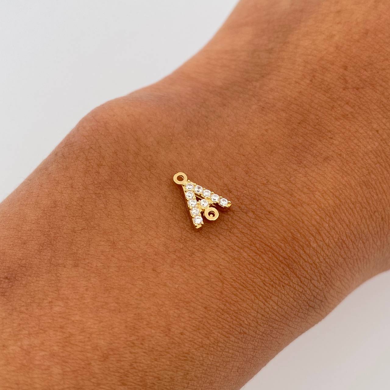 Herraje Letra A 0.4gr / 1cm / Circones Blancos Oro Amarillo 18K &