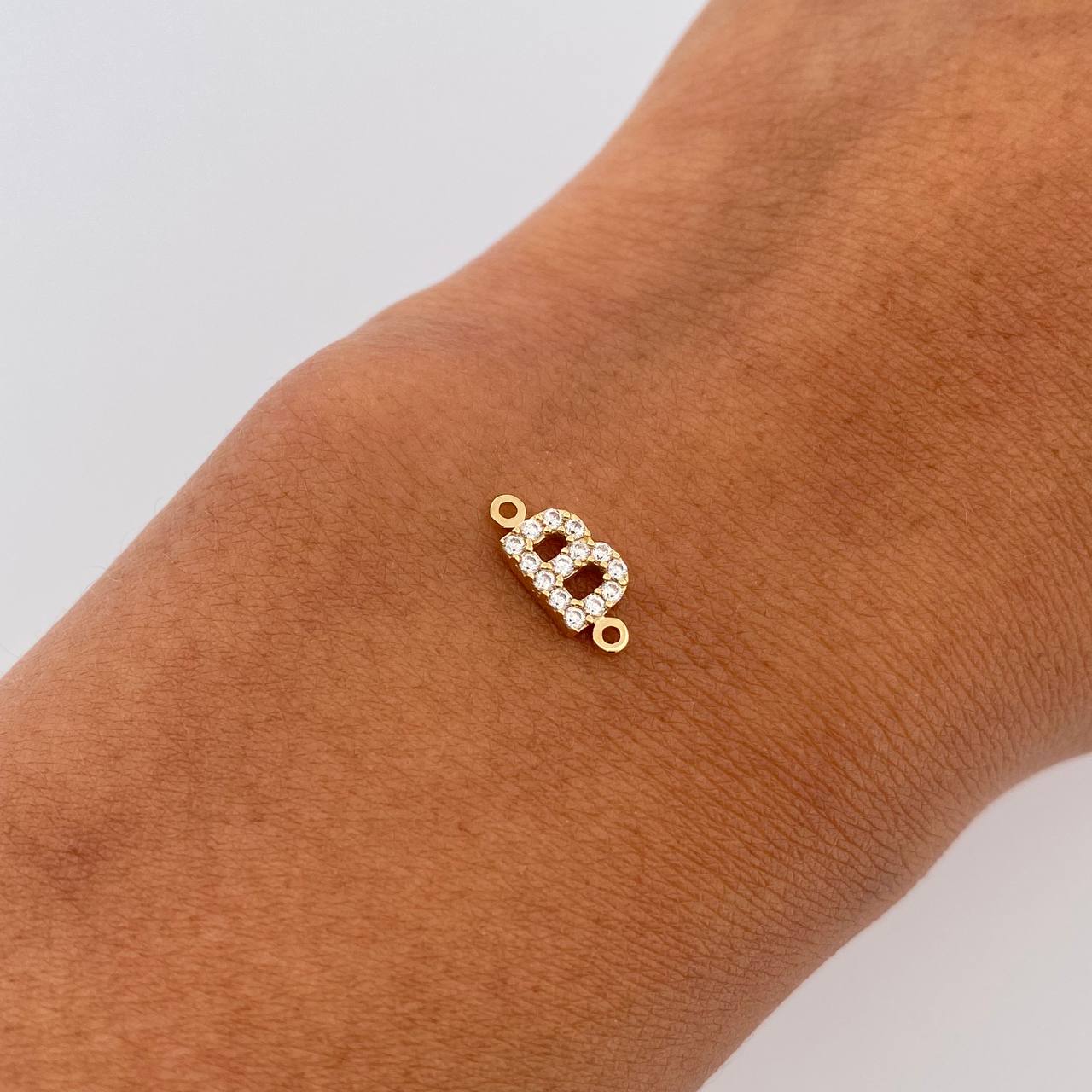 Herraje Letra B 0.5gr / 1cm / Circones Blancos Oro Amarillo 18K &