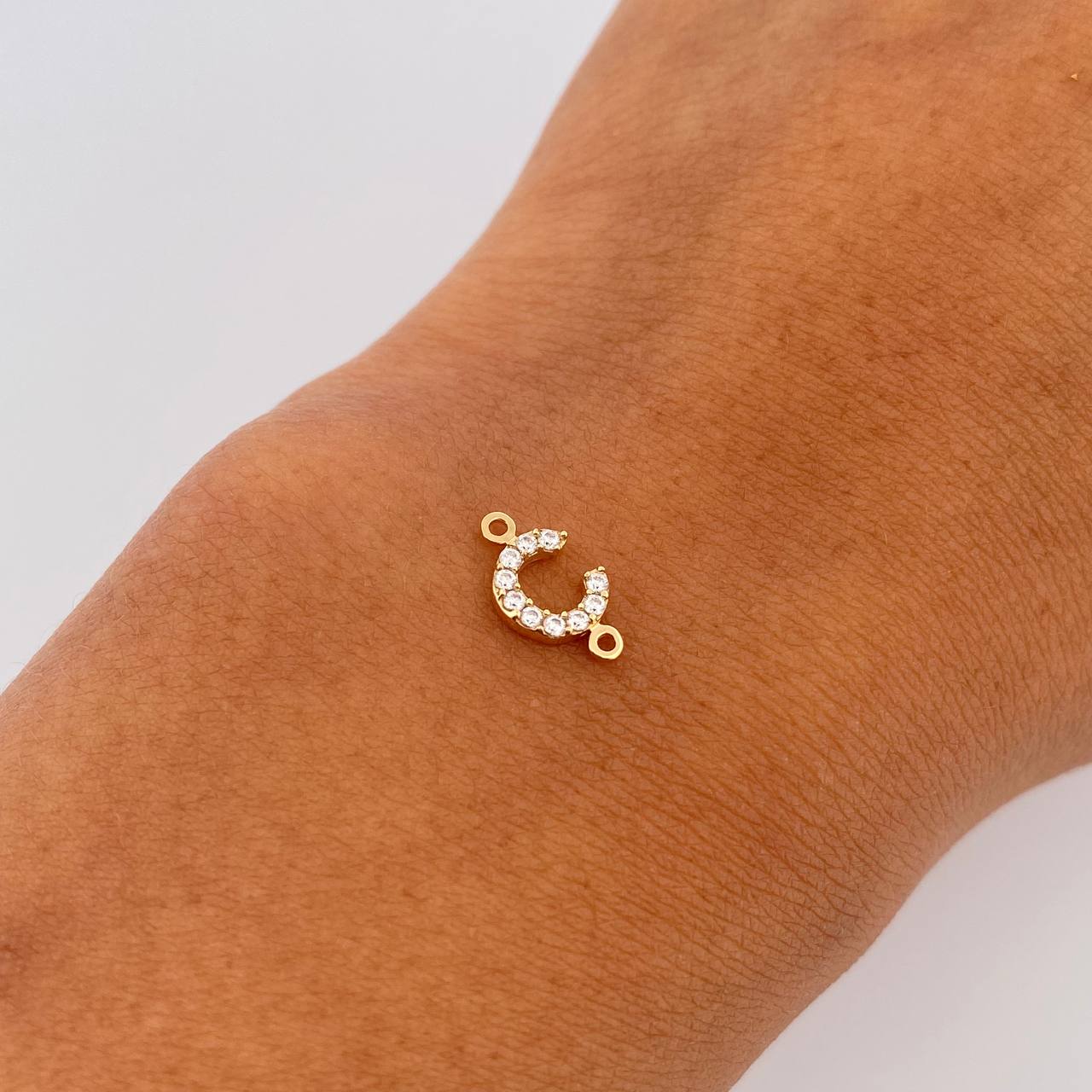 Herraje Letra C 0.35gr / 1cm / Circones Blancos Oro Amarillo 18K &