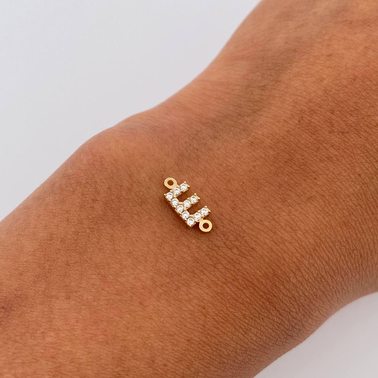 Herraje Letra E 0.4gr / 1cm / Circones Blancos Oro Amarillo 18K &
