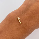 Herraje Letra F 0.3gr / 1cm / Circones Blancos Oro Amarillo 18K &