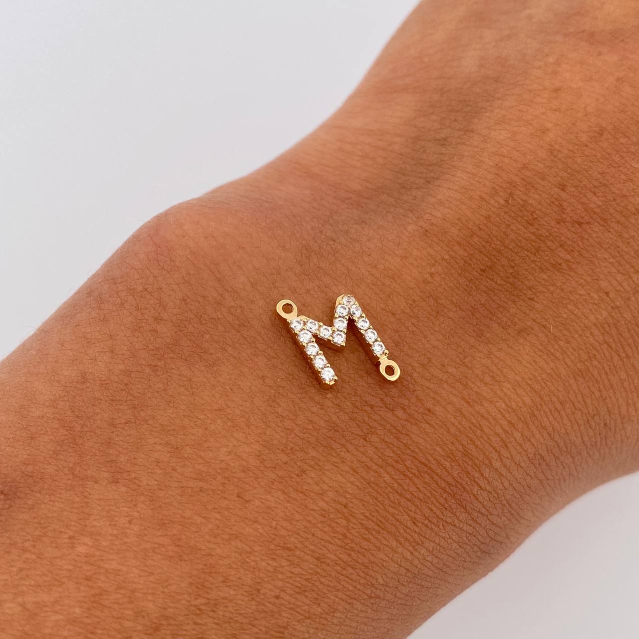 Herraje Letra M 0.55gr / 1cm / Circones Blancos Oro Amarillo 18K &