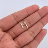 Herraje Letra M 0.55gr / 1cm / Circones Blancos Oro Amarillo 18K &