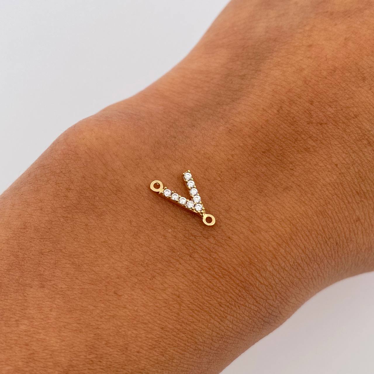 Herraje Letra V 0.3gr / 1cm / Circones Blancos Oro Amarillo 18K &