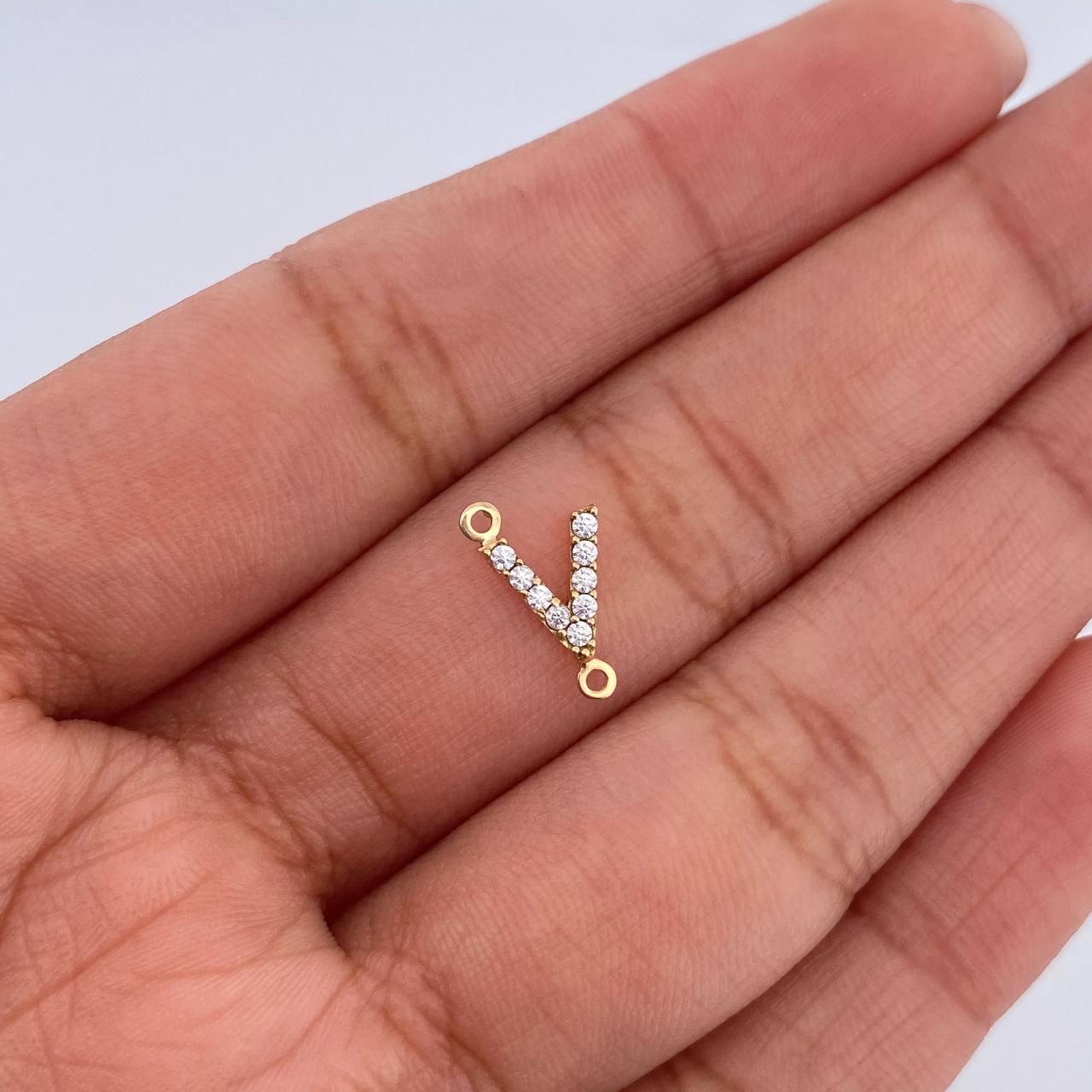 Herraje Letra V 0.3gr / 1cm / Circones Blancos Oro Amarillo 18K &