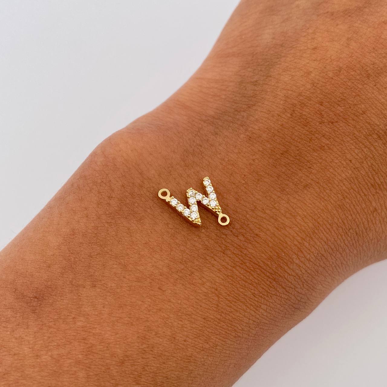 Herraje Letra W 0.5gr / 1cm / Circones Blancos Oro Amarillo 18K &