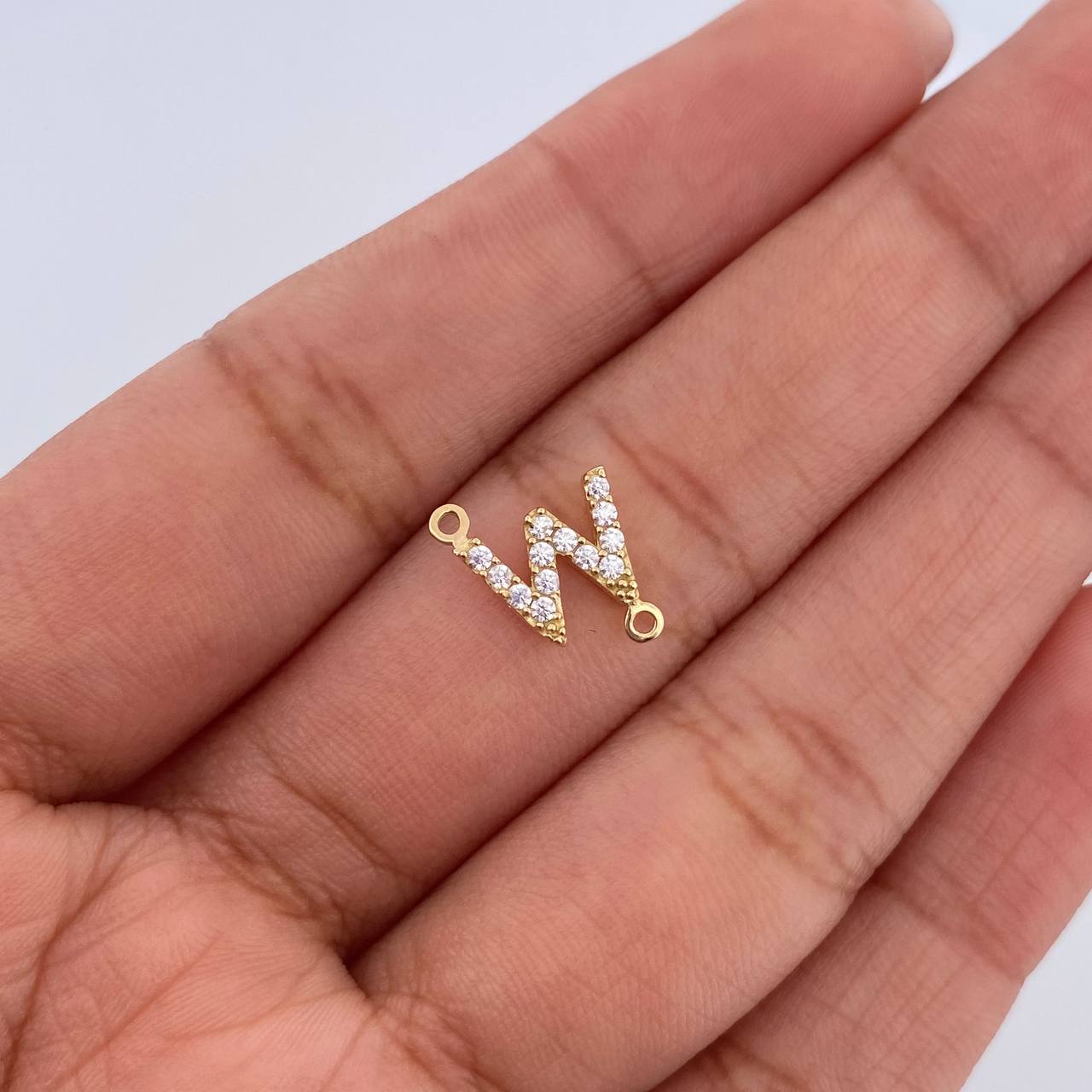 Herraje Letra W 0.5gr / 1cm / Circones Blancos Oro Amarillo 18K &