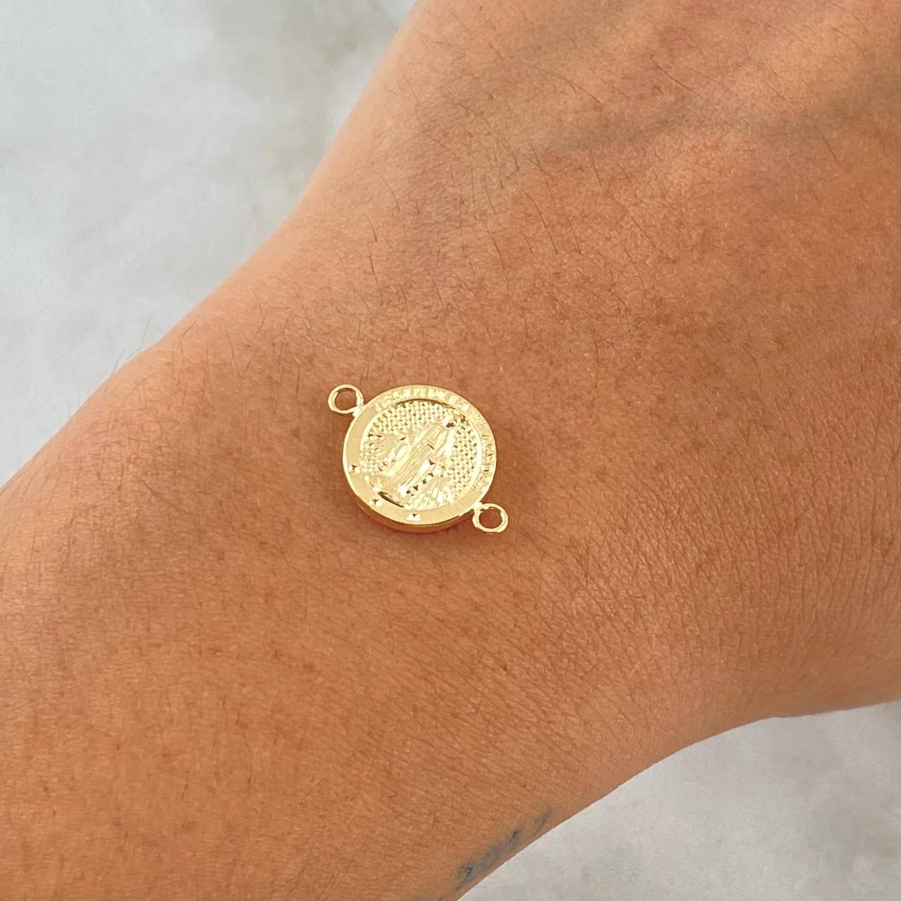Herraje Virgen Milagrosa 0.8gr / 1.2cm-1.8cm / Circulo Texturizado Oro Amarillo 18K ©