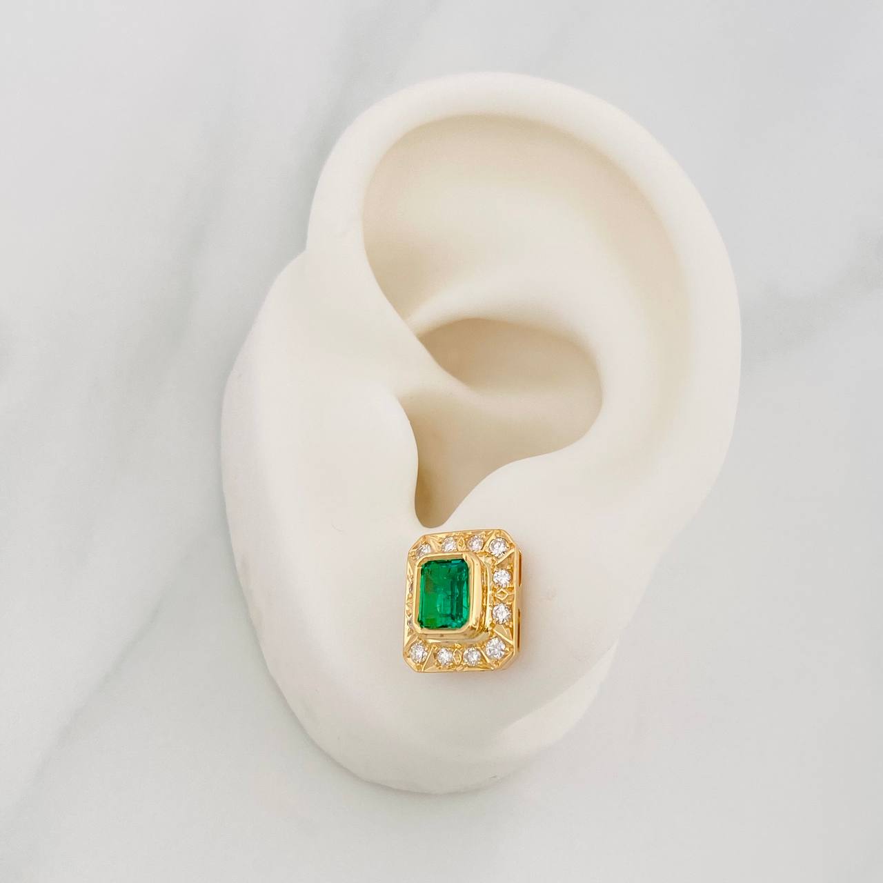 Topos Halo Cuadrado Esmeraldas 1qts Diamantes 24pts 5.95g / 9.8mm Oro Amarillo 18K