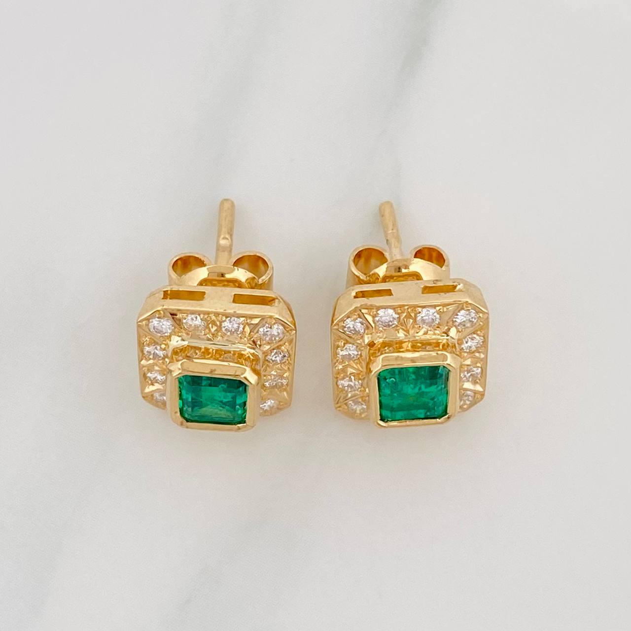 Topos Halo Cuadrado Esmeraldas 1qts Diamantes 24pts 5.95g / 9.8mm Oro Amarillo 18K