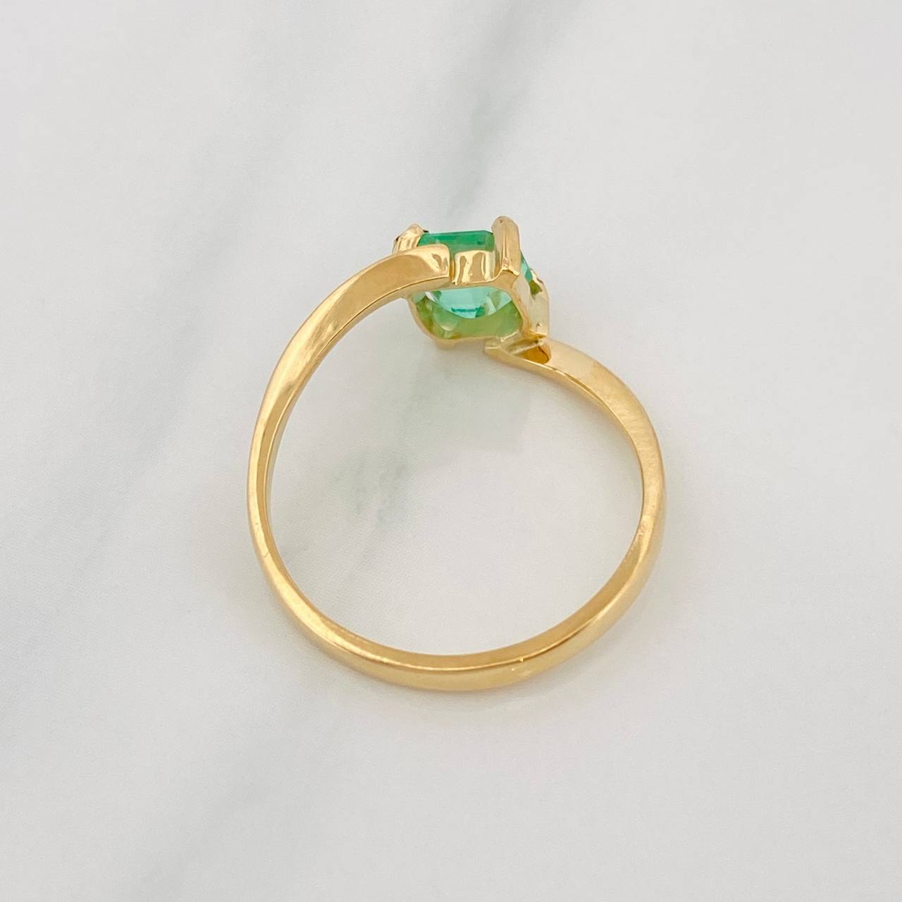 Anillo Ola Esmeralda 79pts 1.9g / T5 1/2 Oro Amarillo 18K