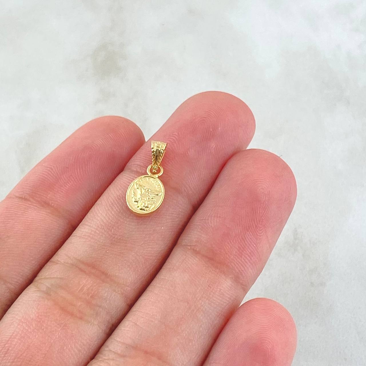 Dije San Miguel Arcangel 0.3gr / 1.5cm / Cargador Bordeado Oro Amarillo 18K *
